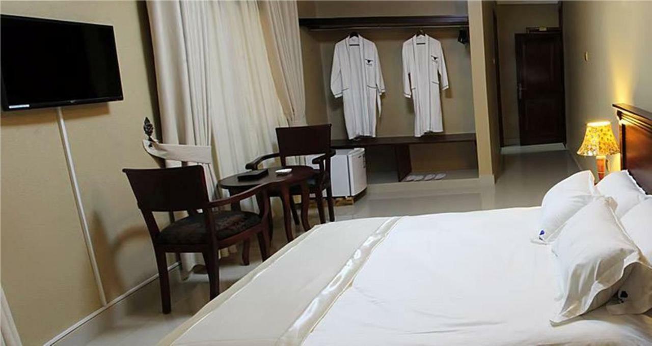 Sapphire Hotel Entebbe Kigo Kajansi Екстериор снимка