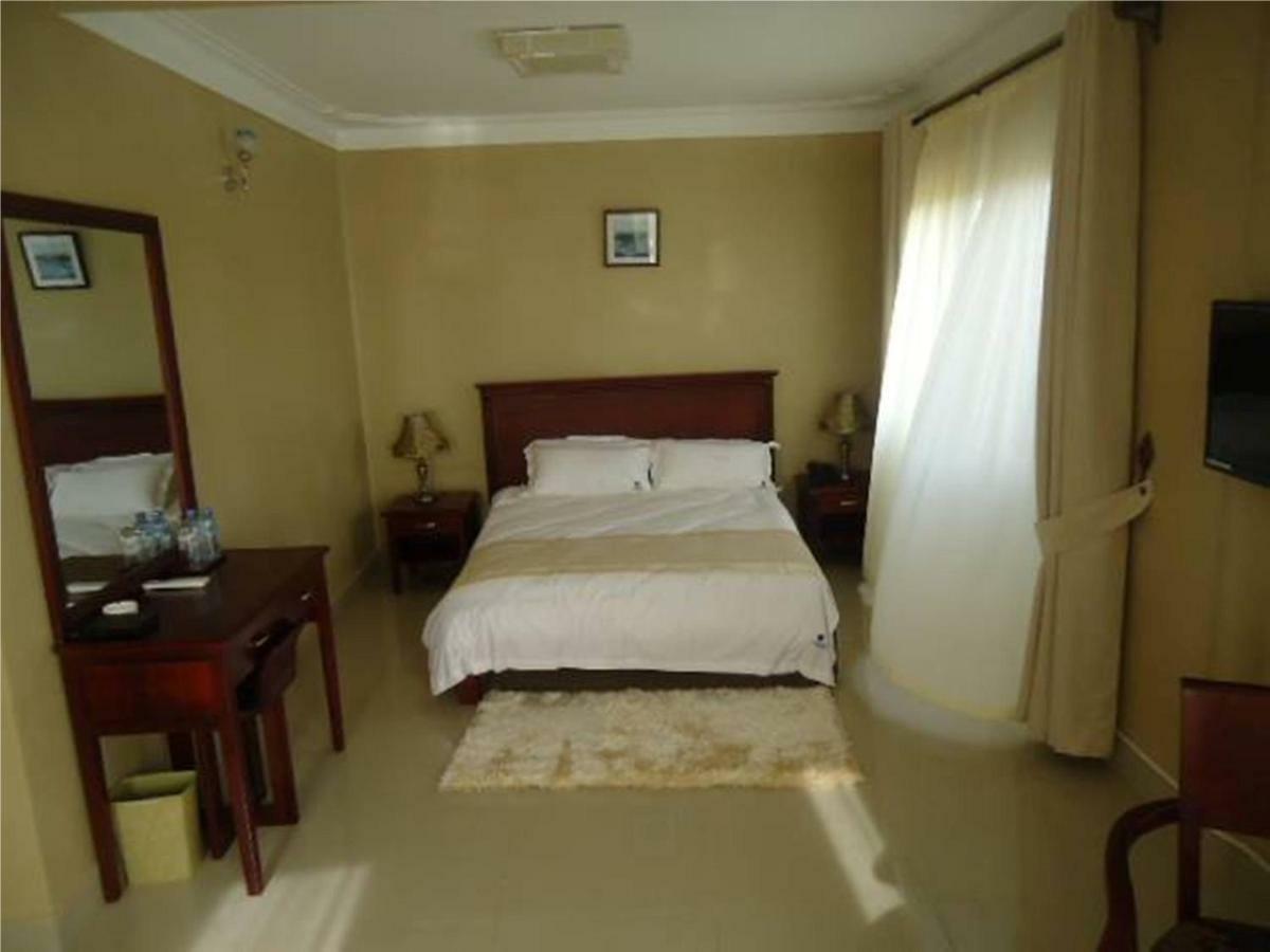 Sapphire Hotel Entebbe Kigo Kajansi Екстериор снимка